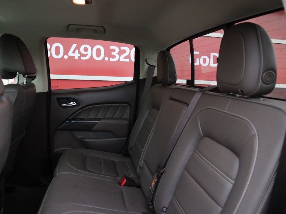 2022 GMC Canyon DENALI IN WHITE EQUIPPED WITH A 3.6L V6 , 4X4 , AUTO TRANSMISSION , LEATHER HEATED SEATS , BACKUP CAM , PREMIUM AUDIO , WOOD TRI-20