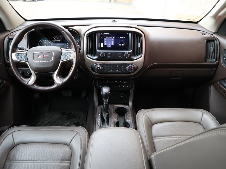 2022 GMC Canyon DENALI IN WHITE EQUIPPED WITH A 3.6L V6 , 4X4 , AUTO TRANSMISSION , LEATHER HEATED SEATS , BACKUP CAM , PREMIUM AUDIO , WOOD TRI-22