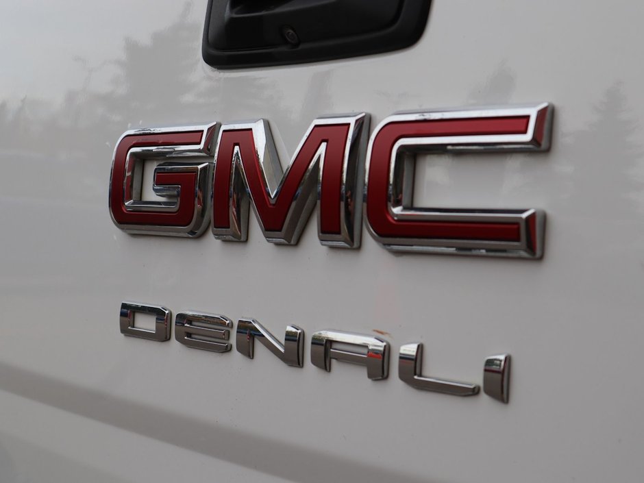 2022 GMC Canyon DENALI IN WHITE EQUIPPED WITH A 3.6L V6 , 4X4 , AUTO TRANSMISSION , LEATHER HEATED SEATS , BACKUP CAM , PREMIUM AUDIO , WOOD TRI-13