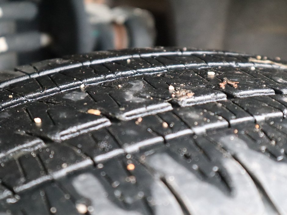 2022 GMC Canyon DENALI IN WHITE EQUIPPED WITH A 3.6L V6 , 4X4 , AUTO TRANSMISSION , LEATHER HEATED SEATS , BACKUP CAM , PREMIUM AUDIO , WOOD TRI-5