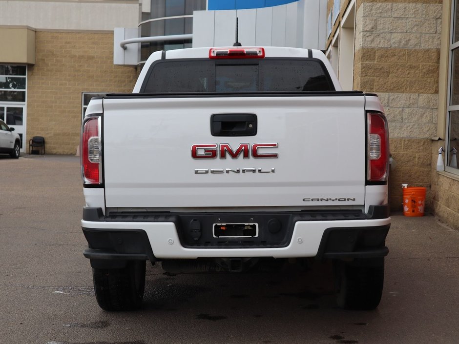 2022 GMC Canyon DENALI IN WHITE EQUIPPED WITH A 3.6L V6 , 4X4 , AUTO TRANSMISSION , LEATHER HEATED SEATS , BACKUP CAM , PREMIUM AUDIO , WOOD TRI-8