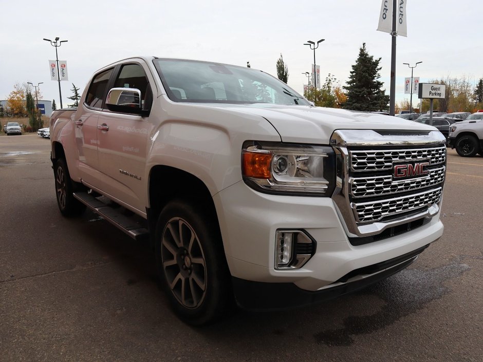 2022 GMC Canyon DENALI IN WHITE EQUIPPED WITH A 3.6L V6 , 4X4 , AUTO TRANSMISSION , LEATHER HEATED SEATS , BACKUP CAM , PREMIUM AUDIO , WOOD TRI-11
