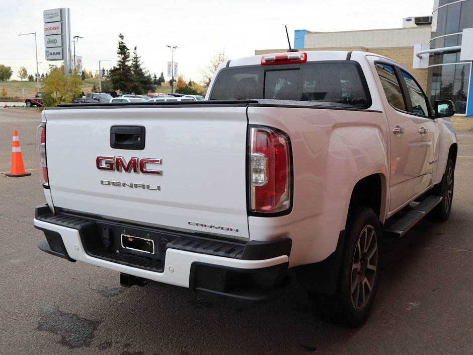 2022 GMC Canyon DENALI IN WHITE EQUIPPED WITH A 3.6L V6 , 4X4 , AUTO TRANSMISSION , LEATHER HEATED SEATS , BACKUP CAM , PREMIUM AUDIO , WOOD TRI-10