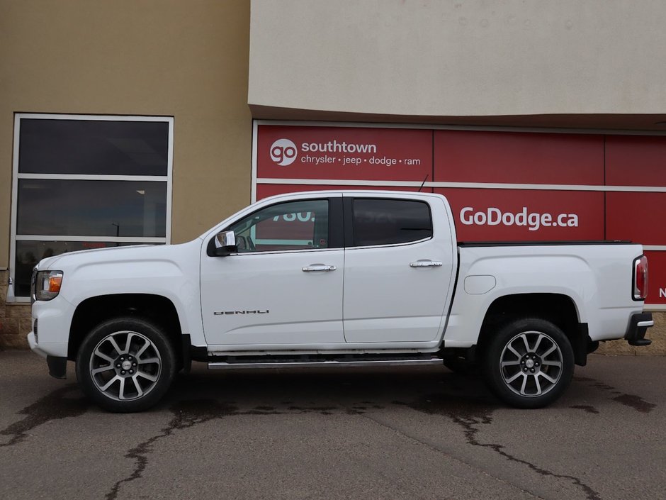 2022 GMC Canyon DENALI IN WHITE EQUIPPED WITH A 3.6L V6 , 4X4 , AUTO TRANSMISSION , LEATHER HEATED SEATS , BACKUP CAM , PREMIUM AUDIO , WOOD TRI-6