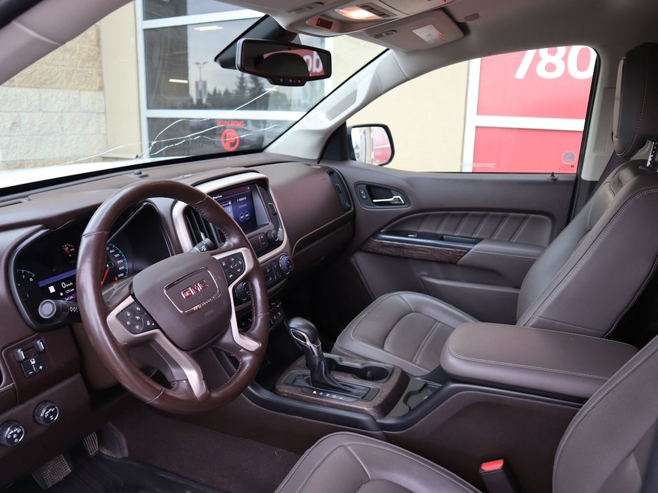 2022 GMC Canyon DENALI IN WHITE EQUIPPED WITH A 3.6L V6 , 4X4 , AUTO TRANSMISSION , LEATHER HEATED SEATS , BACKUP CAM , PREMIUM AUDIO , WOOD TRI-15