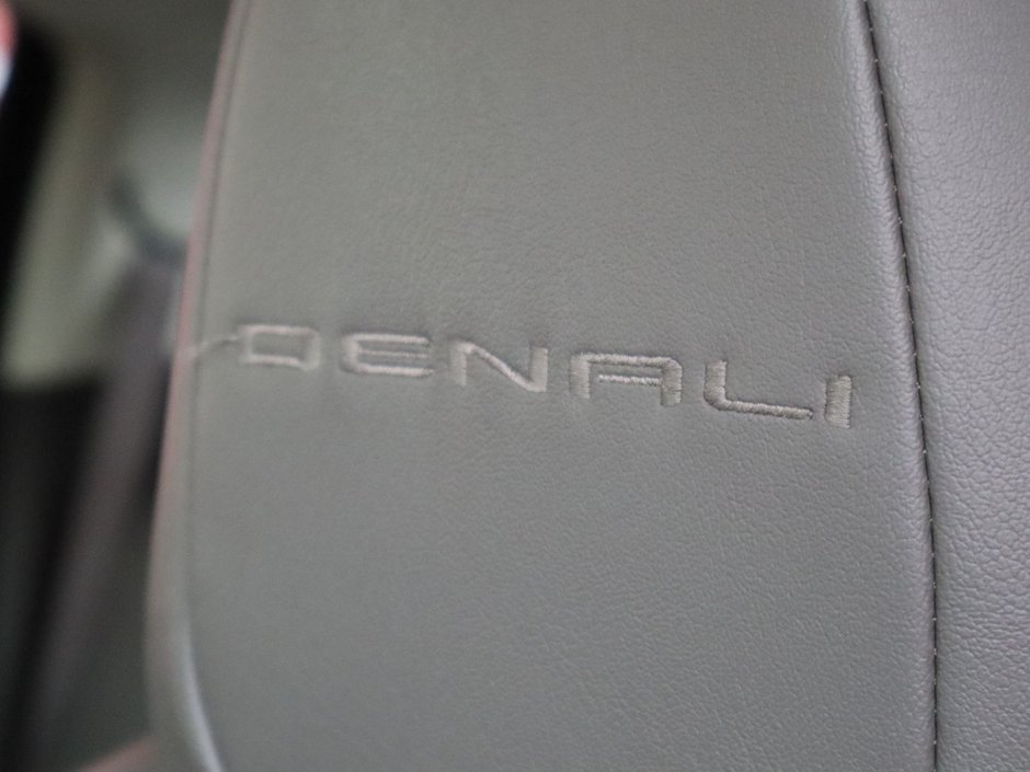 2022 GMC Canyon DENALI IN WHITE EQUIPPED WITH A 3.6L V6 , 4X4 , AUTO TRANSMISSION , LEATHER HEATED SEATS , BACKUP CAM , PREMIUM AUDIO , WOOD TRI-19