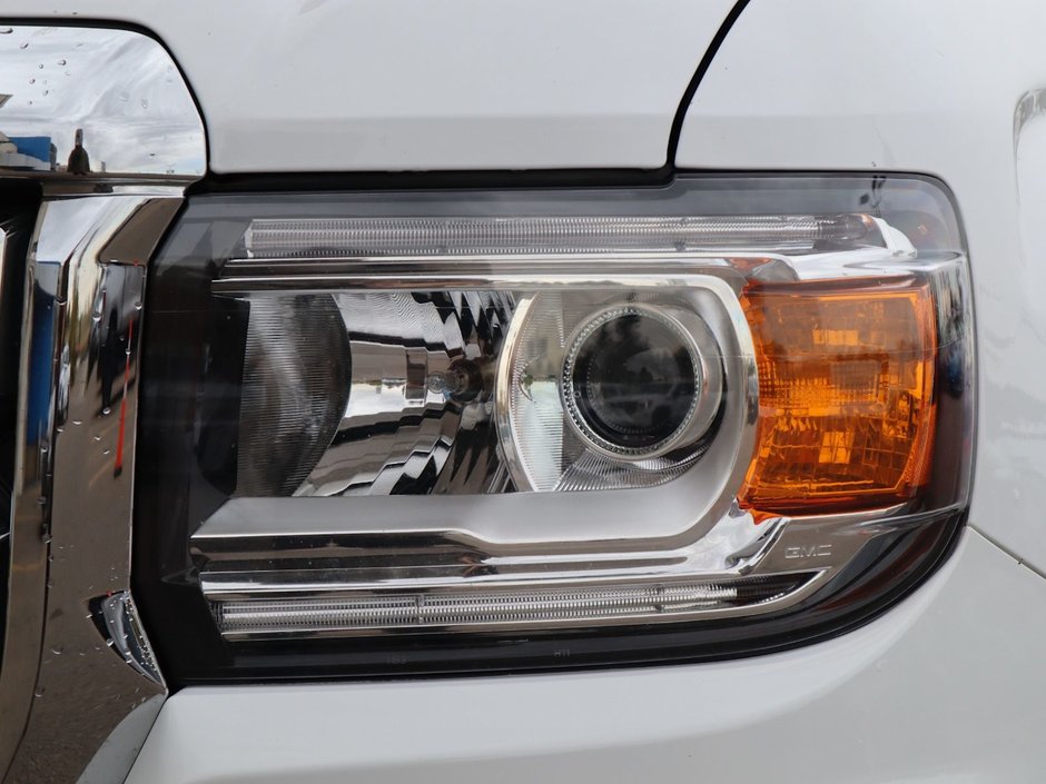 2022 GMC Canyon DENALI IN WHITE EQUIPPED WITH A 3.6L V6 , 4X4 , AUTO TRANSMISSION , LEATHER HEATED SEATS , BACKUP CAM , PREMIUM AUDIO , WOOD TRI-3