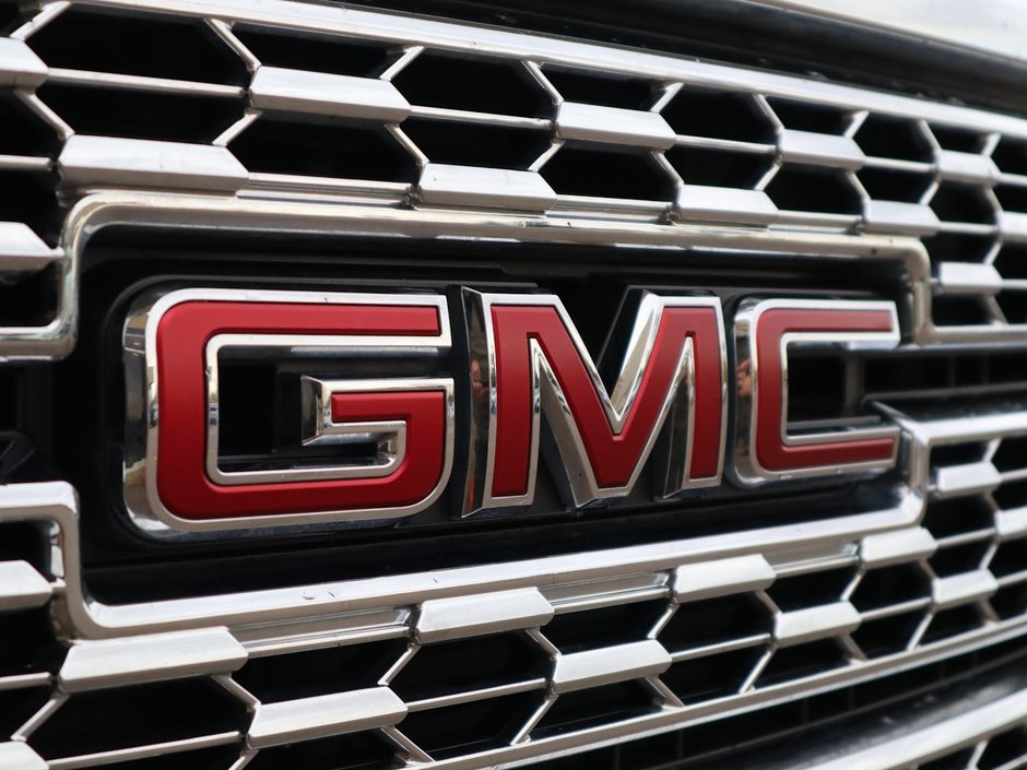 2022 GMC Canyon DENALI IN WHITE EQUIPPED WITH A 3.6L V6 , 4X4 , AUTO TRANSMISSION , LEATHER HEATED SEATS , BACKUP CAM , PREMIUM AUDIO , WOOD TRI-2