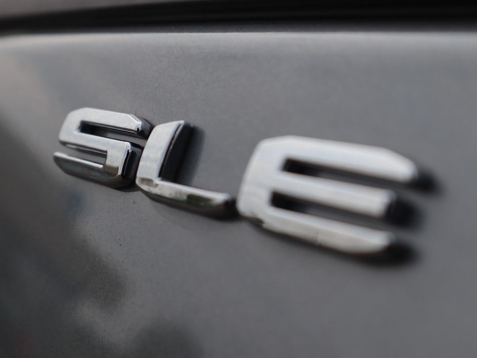 2023 GMC Terrain SLE IN GREY EQUIPPED WITH A 1.5L TURBO I4 , AWD , 9SPD AUTO , PWR LIFTGATE , ALLOY RIMS , PWR DRIVER SEAT , PWR LOCKS/WINDOWS ,-16