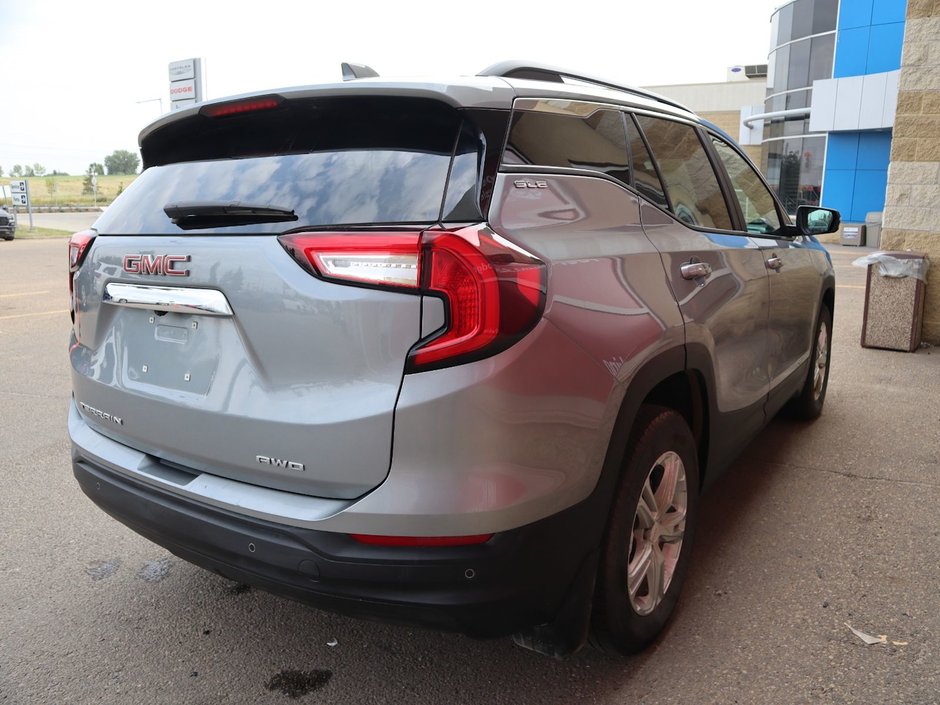 2023 GMC Terrain SLE IN GREY EQUIPPED WITH A 1.5L TURBO I4 , AWD , 9SPD AUTO , PWR LIFTGATE , ALLOY RIMS , PWR DRIVER SEAT , PWR LOCKS/WINDOWS ,-10