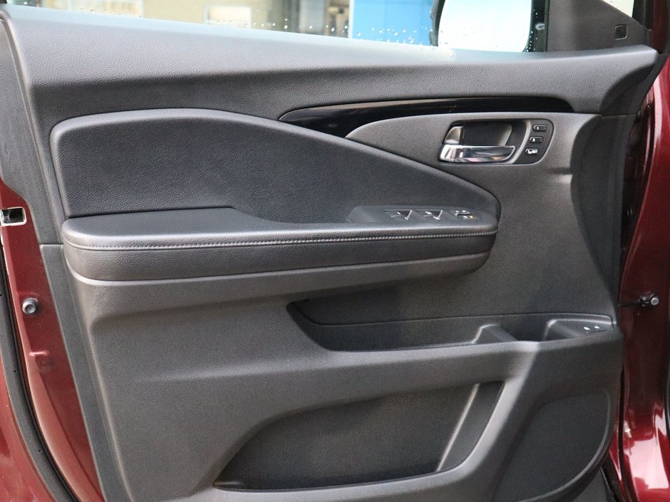 2020 Honda Passport TOURING IN RED EQUIPPED WITH A 3.5L V6 , AWD , 9SPD AUTO , LEATHER HEATED/VENTED BUCKET SEATS , DUAL EXHAUST , NAV , PREMIUM AUD-16