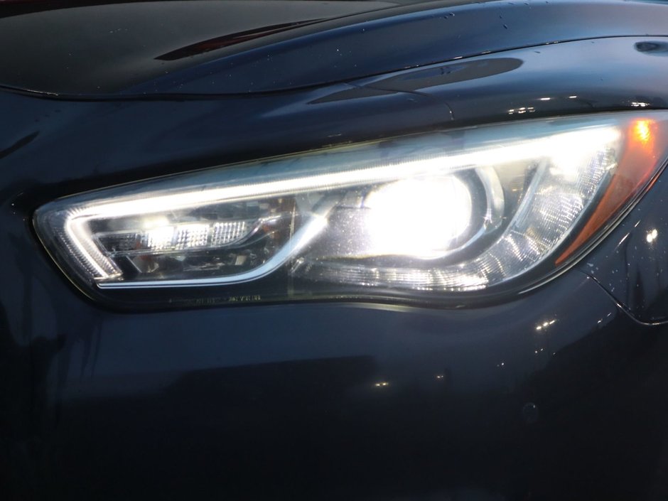 2019 Infiniti QX60 PURE IN BLACK EQUIPPED WITH A 306HP 3.5L V6 , AWD , CVT AUTO , LEATHER HEATED SEATS , SUNROOF , BACKUP CAM , DUAL ZONE AC , CRUI-3