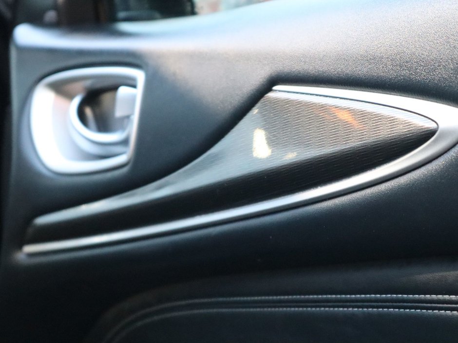 2019 Infiniti QX60 PURE IN BLACK EQUIPPED WITH A 306HP 3.5L V6 , AWD , CVT AUTO , LEATHER HEATED SEATS , SUNROOF , BACKUP CAM , DUAL ZONE AC , CRUI-21