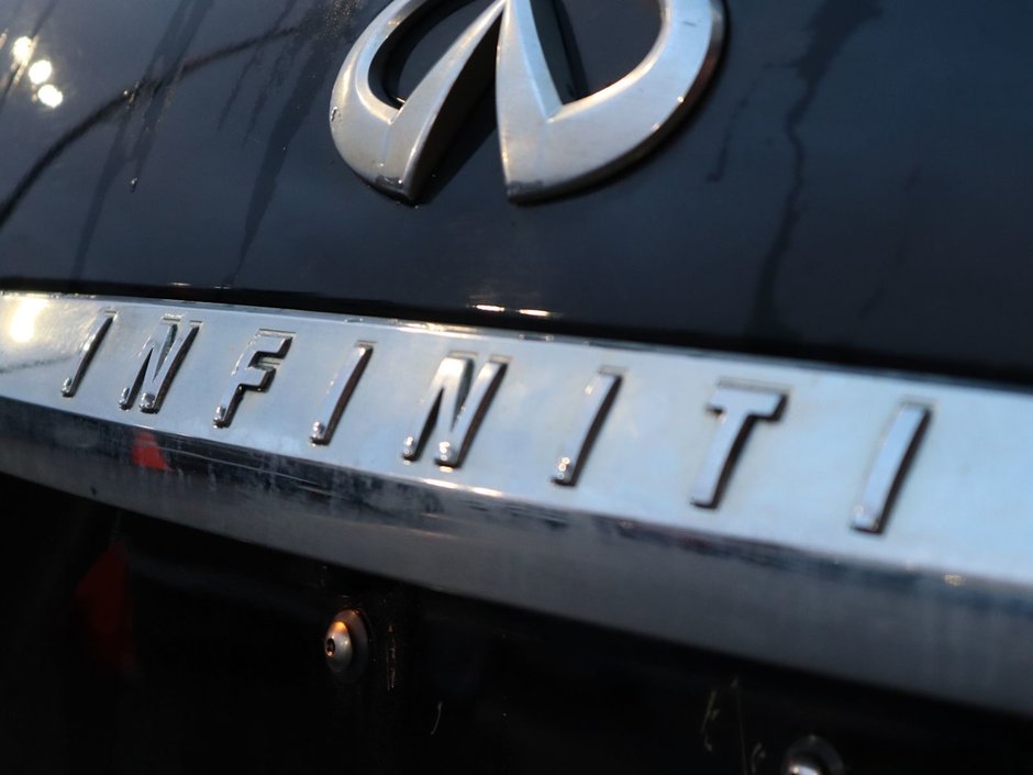 2019 Infiniti QX60 PURE IN BLACK EQUIPPED WITH A 306HP 3.5L V6 , AWD , CVT AUTO , LEATHER HEATED SEATS , SUNROOF , BACKUP CAM , DUAL ZONE AC , CRUI-12