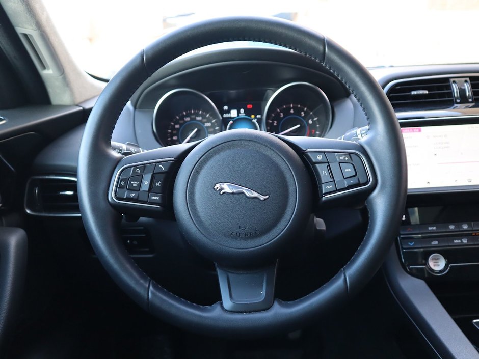 2020 Jaguar F-PACE PREMIUM IN BLACK EQUIPPED WITH A 2.0L TURBO I4 , AWD , 8SPD AUTO SYNTHETIC LEATHER HEATED SEATS + SW , PREMIUM AUDIO , NAV , BAC-27