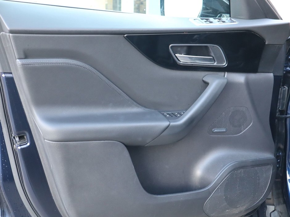 2020 Jaguar F-PACE PREMIUM IN BLACK EQUIPPED WITH A 2.0L TURBO I4 , AWD , 8SPD AUTO SYNTHETIC LEATHER HEATED SEATS + SW , PREMIUM AUDIO , NAV , BAC-16