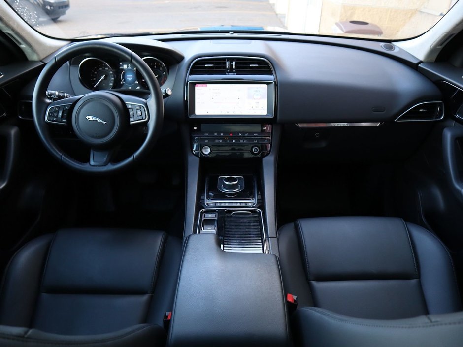 2020 Jaguar F-PACE PREMIUM IN BLACK EQUIPPED WITH A 2.0L TURBO I4 , AWD , 8SPD AUTO SYNTHETIC LEATHER HEATED SEATS + SW , PREMIUM AUDIO , NAV , BAC-24