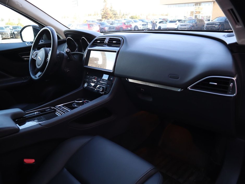 2020 Jaguar F-PACE PREMIUM IN BLACK EQUIPPED WITH A 2.0L TURBO I4 , AWD , 8SPD AUTO SYNTHETIC LEATHER HEATED SEATS + SW , PREMIUM AUDIO , NAV , BAC-21