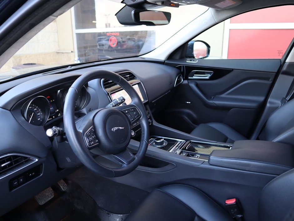 2020 Jaguar F-PACE PREMIUM IN BLACK EQUIPPED WITH A 2.0L TURBO I4 , AWD , 8SPD AUTO SYNTHETIC LEATHER HEATED SEATS + SW , PREMIUM AUDIO , NAV , BAC-15