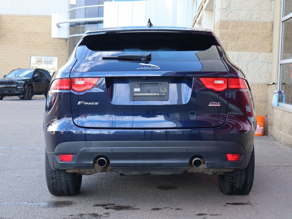 2020 Jaguar F-PACE PREMIUM IN BLACK EQUIPPED WITH A 2.0L TURBO I4 , AWD , 8SPD AUTO SYNTHETIC LEATHER HEATED SEATS + SW , PREMIUM AUDIO , NAV , BAC-8