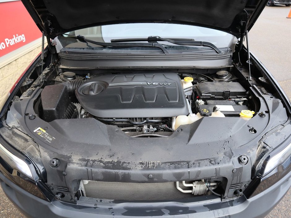 2019 Jeep Cherokee TRAILHAWK IN DIAMOND BLACK EQUIPPED WITH A 3.2L V6 , 4X4 , 9SPD AUTO , 8.4INCH W/NAV , COMFORT & CONVENIENCE GROUP , COLD WEATHE-29