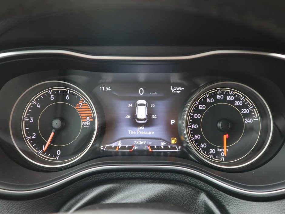 2019 Jeep Cherokee TRAILHAWK IN DIAMOND BLACK EQUIPPED WITH A 3.2L V6 , 4X4 , 9SPD AUTO , 8.4INCH W/NAV , COMFORT & CONVENIENCE GROUP , COLD WEATHE-27