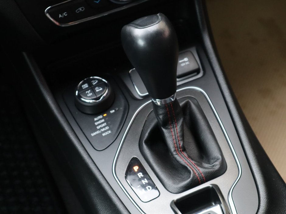 2019 Jeep Cherokee TRAILHAWK IN DIAMOND BLACK EQUIPPED WITH A 3.2L V6 , 4X4 , 9SPD AUTO , 8.4INCH W/NAV , COMFORT & CONVENIENCE GROUP , COLD WEATHE-25