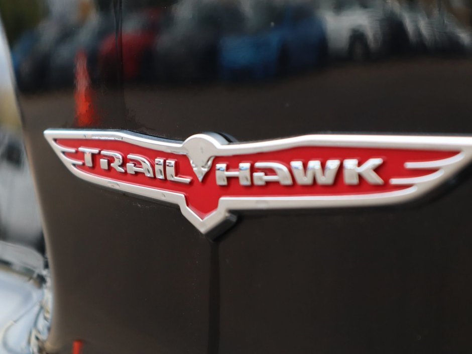 2019 Jeep Cherokee TRAILHAWK IN DIAMOND BLACK EQUIPPED WITH A 3.2L V6 , 4X4 , 9SPD AUTO , 8.4INCH W/NAV , COMFORT & CONVENIENCE GROUP , COLD WEATHE-16