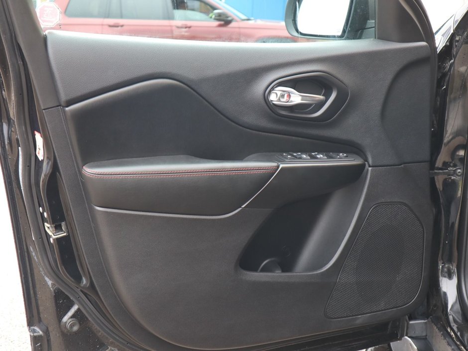 2019 Jeep Cherokee TRAILHAWK IN DIAMOND BLACK EQUIPPED WITH A 3.2L V6 , 4X4 , 9SPD AUTO , 8.4INCH W/NAV , COMFORT & CONVENIENCE GROUP , COLD WEATHE-18