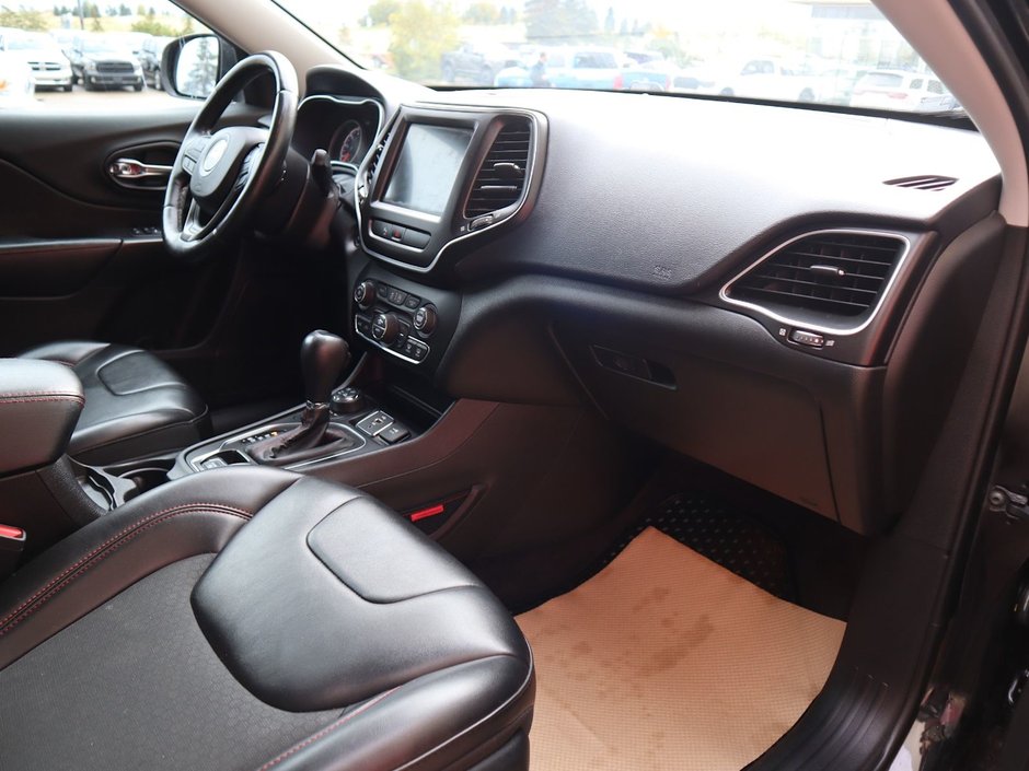 2019 Jeep Cherokee TRAILHAWK IN DIAMOND BLACK EQUIPPED WITH A 3.2L V6 , 4X4 , 9SPD AUTO , 8.4INCH W/NAV , COMFORT & CONVENIENCE GROUP , COLD WEATHE-22