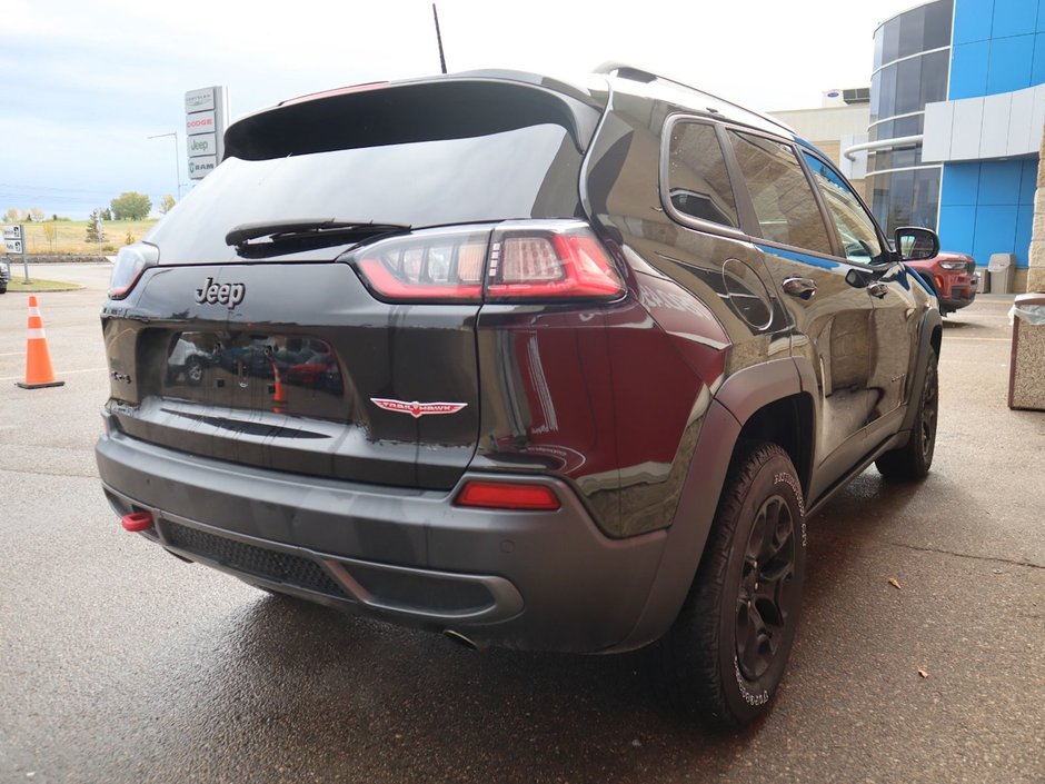 2019 Jeep Cherokee TRAILHAWK IN DIAMOND BLACK EQUIPPED WITH A 3.2L V6 , 4X4 , 9SPD AUTO , 8.4INCH W/NAV , COMFORT & CONVENIENCE GROUP , COLD WEATHE-10
