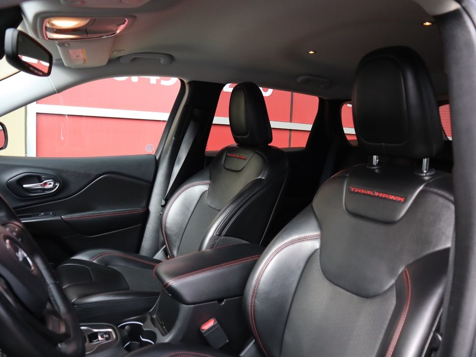 2019 Jeep Cherokee TRAILHAWK IN DIAMOND BLACK EQUIPPED WITH A 3.2L V6 , 4X4 , 9SPD AUTO , 8.4INCH W/NAV , COMFORT & CONVENIENCE GROUP , COLD WEATHE-19