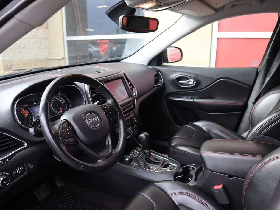 2019 Jeep Cherokee TRAILHAWK IN DIAMOND BLACK EQUIPPED WITH A 3.2L V6 , 4X4 , 9SPD AUTO , 8.4INCH W/NAV , COMFORT & CONVENIENCE GROUP , COLD WEATHE-17
