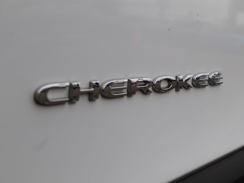 2022 Jeep Cherokee LIMITED IN BRIGHT WHITE EQUIPPED WITH A 2.0L TURBO I4 , 4X4 , 9SPD AUTO , BACKUP CAM , BSM/RCPD , ADV CRUISE W/LKA , PWR FRONT S-11