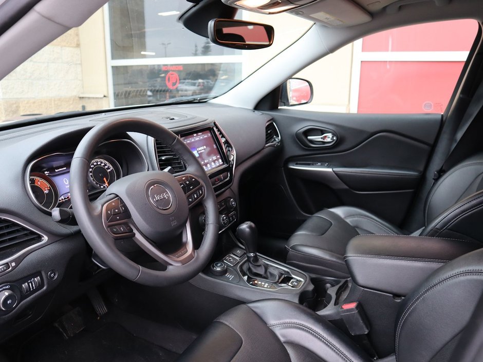 2022 Jeep Cherokee LIMITED IN BRIGHT WHITE EQUIPPED WITH A 2.0L TURBO I4 , 4X4 , 9SPD AUTO , BACKUP CAM , BSM/RCPD , ADV CRUISE W/LKA , PWR FRONT S-14