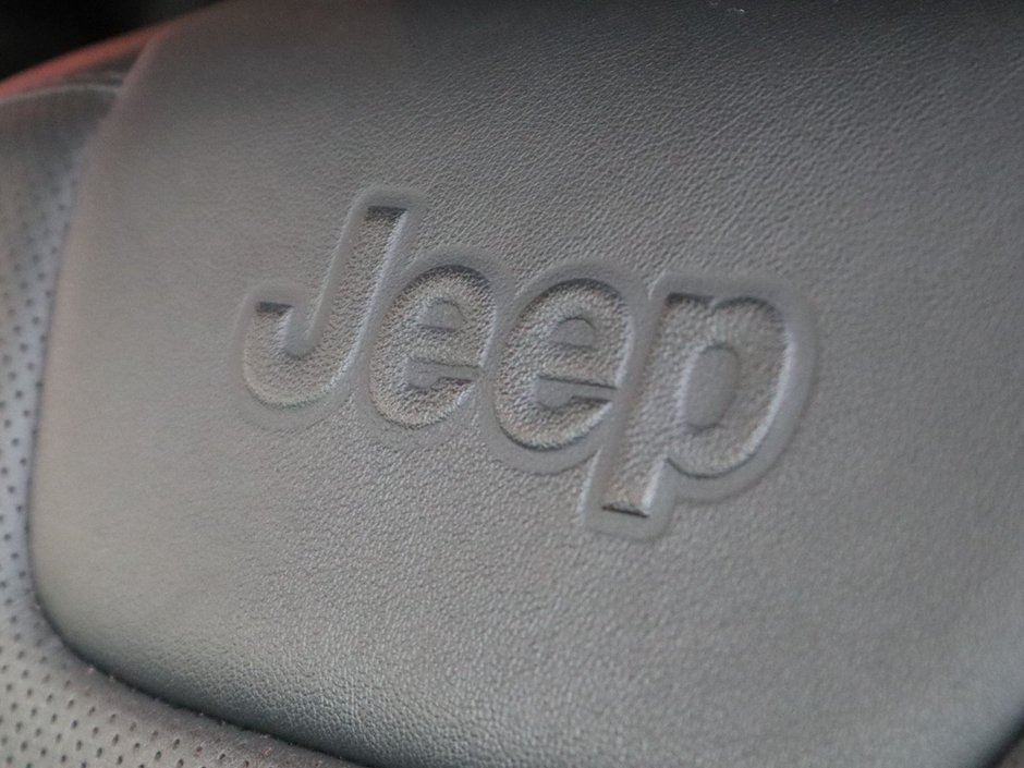 2022 Jeep Cherokee LIMITED IN BRIGHT WHITE EQUIPPED WITH A 2.0L TURBO I4 , 4X4 , 9SPD AUTO , BACKUP CAM , BSM/RCPD , ADV CRUISE W/LKA , PWR FRONT S-17