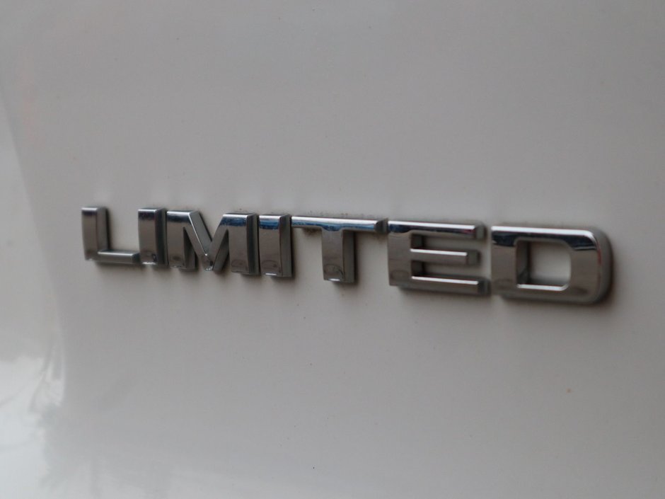 2022 Jeep Cherokee LIMITED IN BRIGHT WHITE EQUIPPED WITH A 2.0L TURBO I4 , 4X4 , 9SPD AUTO , BACKUP CAM , BSM/RCPD , ADV CRUISE W/LKA , PWR FRONT S-13