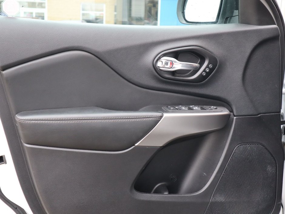 2022 Jeep Cherokee LIMITED IN BRIGHT WHITE EQUIPPED WITH A 2.0L TURBO I4 , 4X4 , 9SPD AUTO , BACKUP CAM , BSM/RCPD , ADV CRUISE W/LKA , PWR FRONT S-15