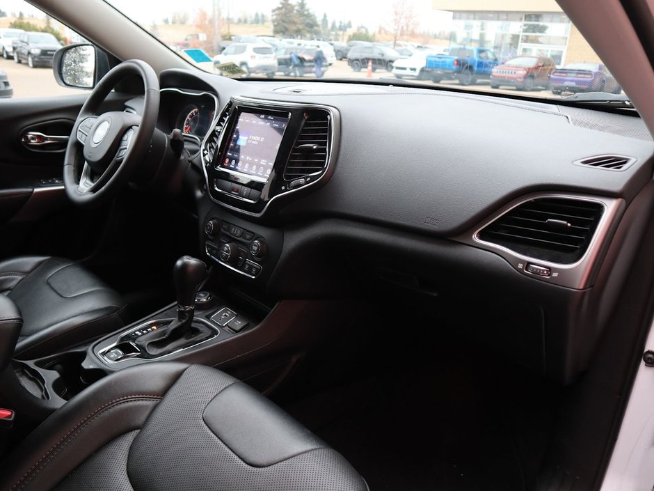 2022 Jeep Cherokee LIMITED IN BRIGHT WHITE EQUIPPED WITH A 2.0L TURBO I4 , 4X4 , 9SPD AUTO , BACKUP CAM , BSM/RCPD , ADV CRUISE W/LKA , PWR FRONT S-20