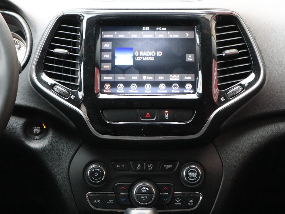 2022 Jeep Cherokee LIMITED IN BRIGHT WHITE EQUIPPED WITH A 2.0L TURBO I4 , 4X4 , 9SPD AUTO , BACKUP CAM , BSM/RCPD , ADV CRUISE W/LKA , PWR FRONT S-22