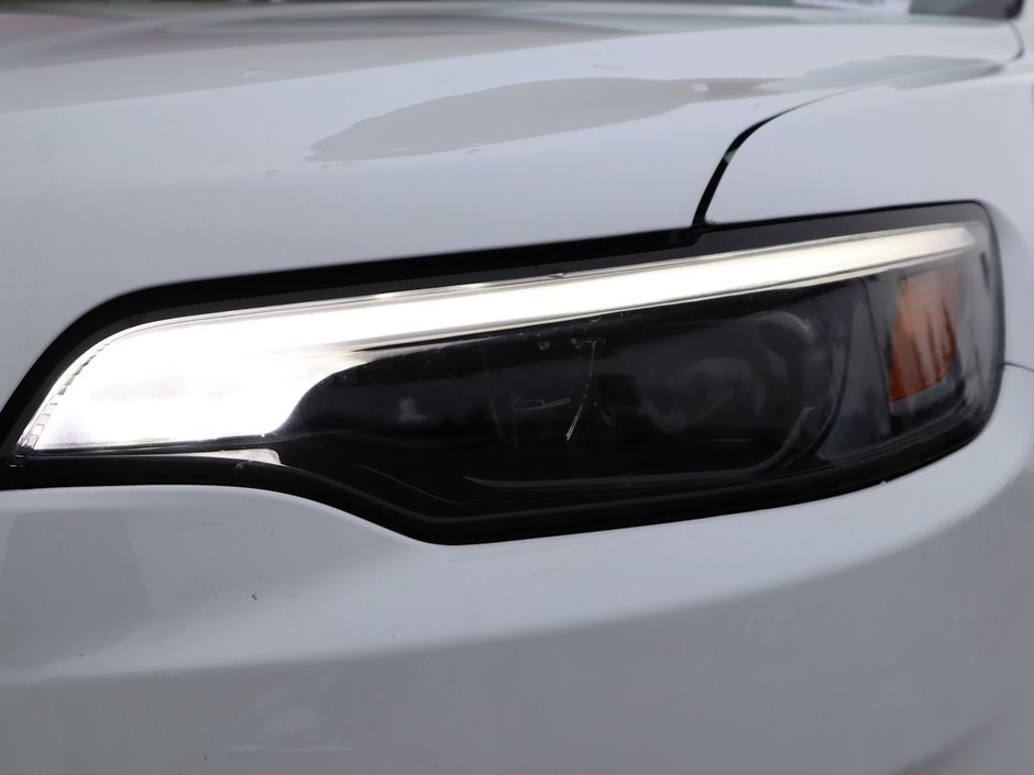 2022 Jeep Cherokee LIMITED IN BRIGHT WHITE EQUIPPED WITH A 2.0L TURBO I4 , 4X4 , 9SPD AUTO , BACKUP CAM , BSM/RCPD , ADV CRUISE W/LKA , PWR FRONT S-3