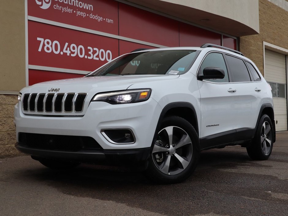 2022 Jeep Cherokee LIMITED IN BRIGHT WHITE EQUIPPED WITH A 2.0L TURBO I4 , 4X4 , 9SPD AUTO , BACKUP CAM , BSM/RCPD , ADV CRUISE W/LKA , PWR FRONT S-0