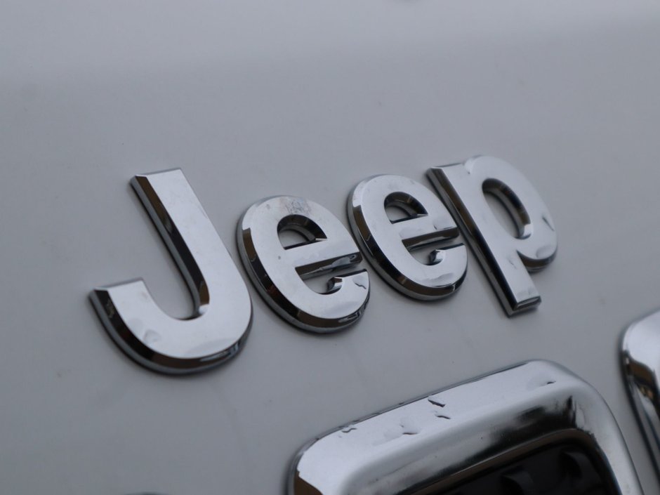 2022 Jeep Cherokee LIMITED IN BRIGHT WHITE EQUIPPED WITH A 2.0L TURBO I4 , 4X4 , 9SPD AUTO , BACKUP CAM , BSM/RCPD , ADV CRUISE W/LKA , PWR FRONT S-2