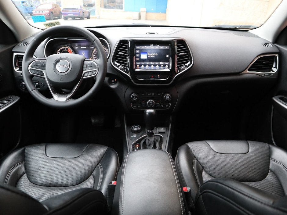 2022 Jeep Cherokee LIMITED IN BRIGHT WHITE EQUIPPED WITH A 2.0L TURBO I4 , 4X4 , 9SPD AUTO , BACKUP CAM , BSM/RCPD , ADV CRUISE W/LKA , PWR FRONT S-21