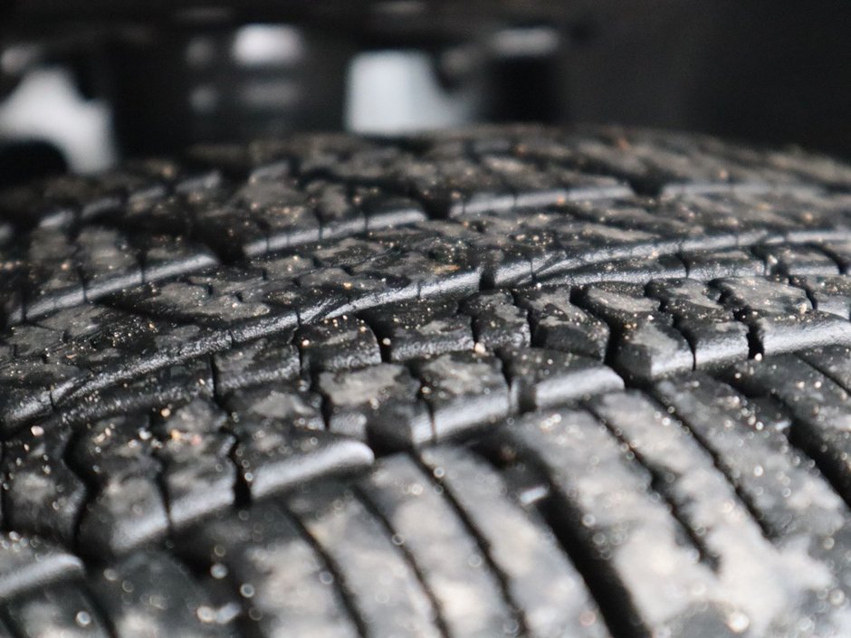 2022 Jeep Cherokee LIMITED IN BRIGHT WHITE EQUIPPED WITH A 2.0L TURBO I4 , 4X4 , 9SPD AUTO , BACKUP CAM , BSM/RCPD , ADV CRUISE W/LKA , PWR FRONT S-5