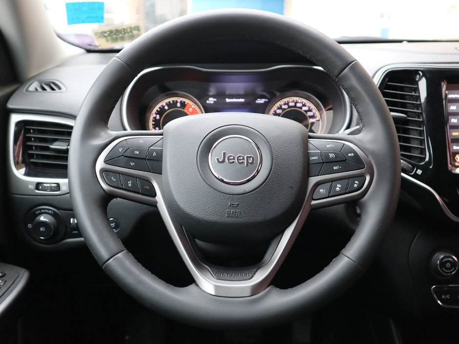 2022 Jeep Cherokee LIMITED IN BRIGHT WHITE EQUIPPED WITH A 2.0L TURBO I4 , 4X4 , 9SPD AUTO , BACKUP CAM , BSM/RCPD , ADV CRUISE W/LKA , PWR FRONT S-23