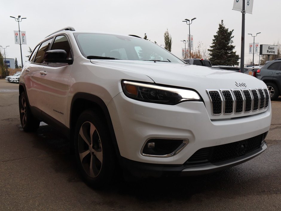 2022 Jeep Cherokee LIMITED IN BRIGHT WHITE EQUIPPED WITH A 2.0L TURBO I4 , 4X4 , 9SPD AUTO , BACKUP CAM , BSM/RCPD , ADV CRUISE W/LKA , PWR FRONT S-10