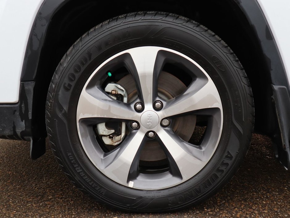 2022 Jeep Cherokee LIMITED IN BRIGHT WHITE EQUIPPED WITH A 2.0L TURBO I4 , 4X4 , 9SPD AUTO , BACKUP CAM , BSM/RCPD , ADV CRUISE W/LKA , PWR FRONT S-4