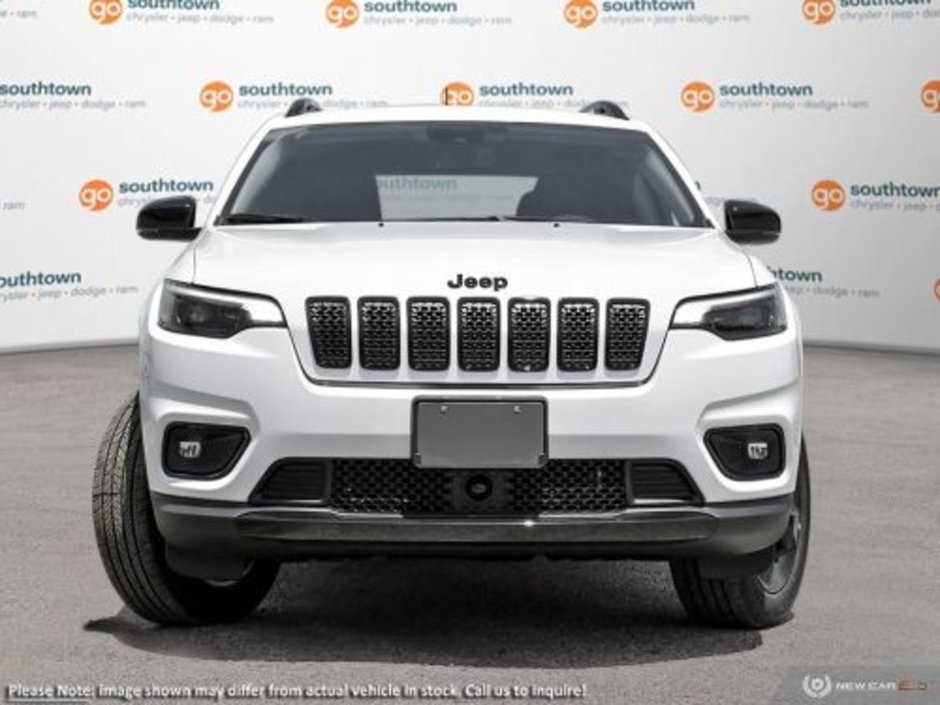 2023 Jeep Cherokee ALTITUDE IN BRIGHT WHITE EQUIPPED WITH A 2.4L MULTI AIR I4 , 9SPD AUTO , 4X4 , ELITE GROUP , LEATHER HEATED/VENTED BUCKET SEATS-1