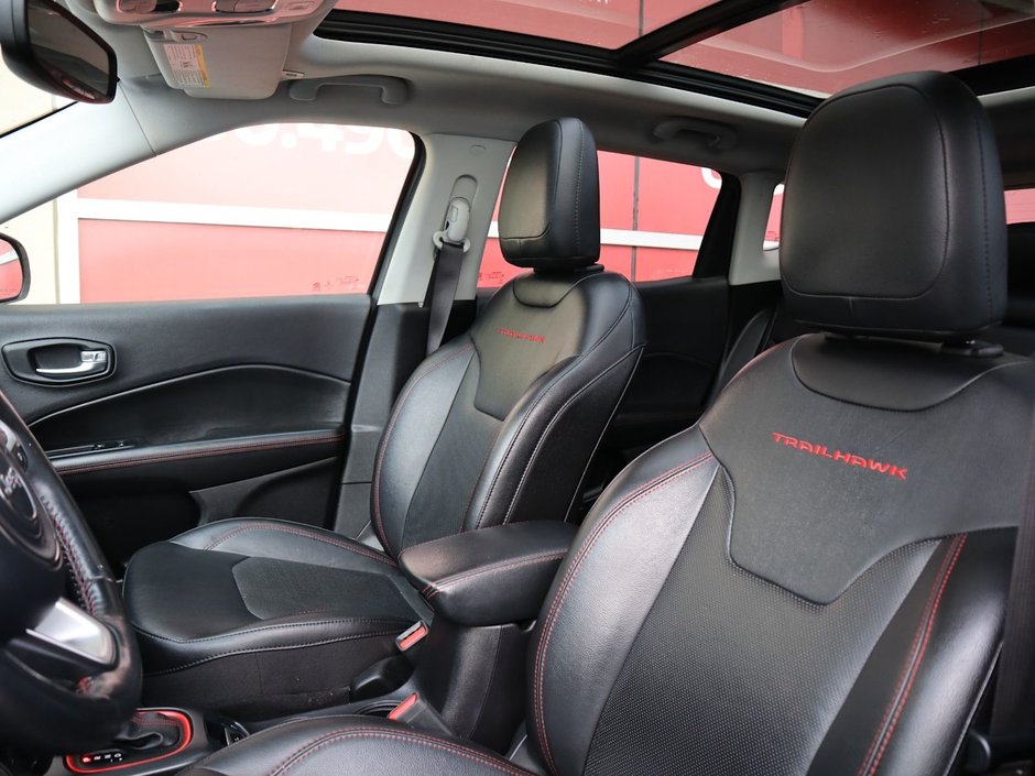 2019 Jeep Compass TRAILHAWK IN STING GREY EQUIPPED WITH A 2.4L I4 , 9SPD AUTO , 4X4 , 8.4INCH W/NAV , BEATS AUDIO , PWR LIFTGATE , PANO SUNROOF ,-19